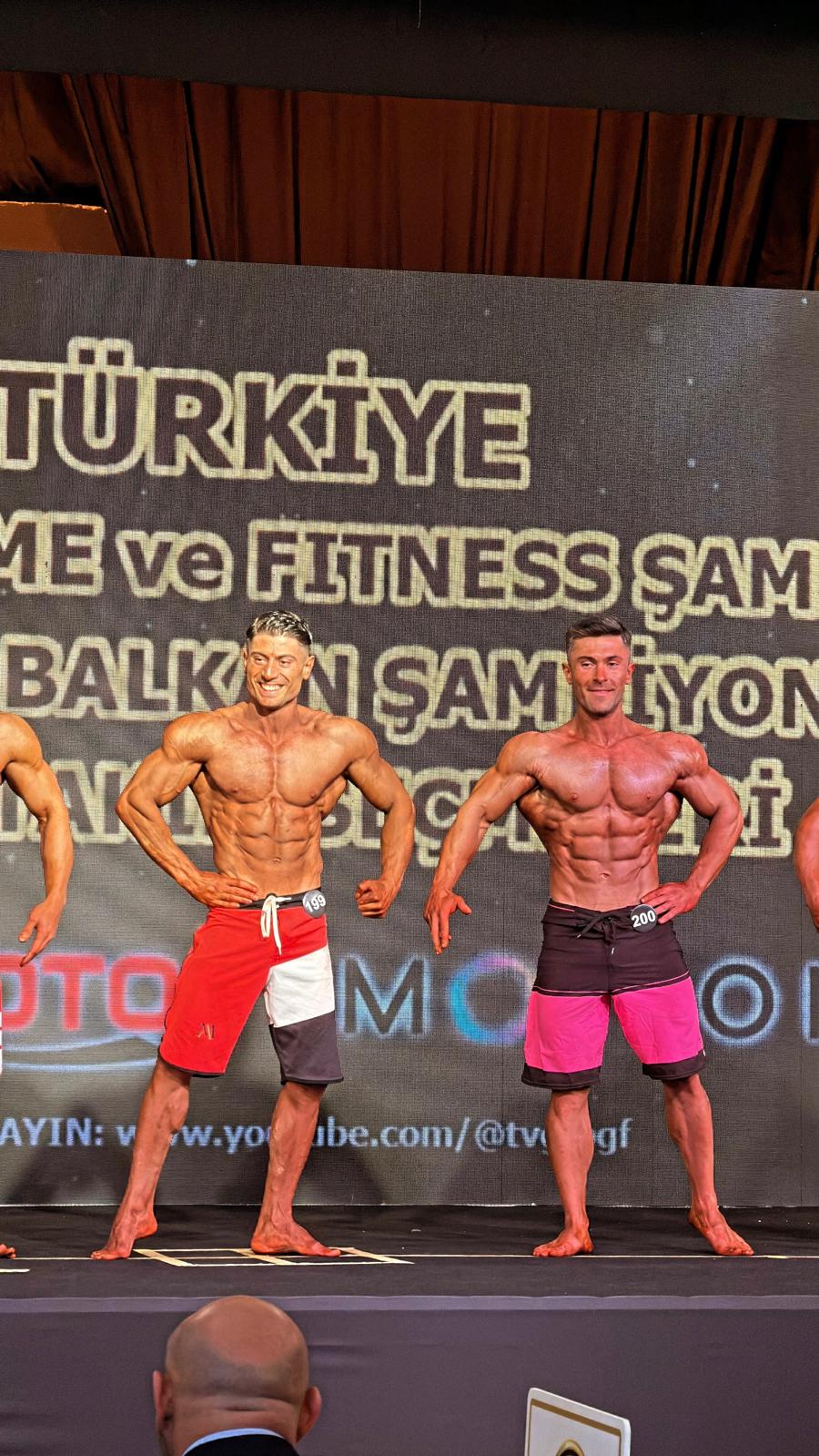 Vücut geliştirme yarışmasında iki sporcunun sahne pozu